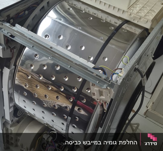 מכונת כביסה פתוחה עם תוף וכלים לתיקון